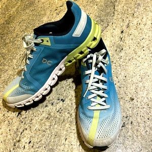 Size 9 On Running On Cloud tennis shoes